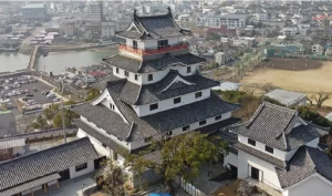 建物を上空から撮影する